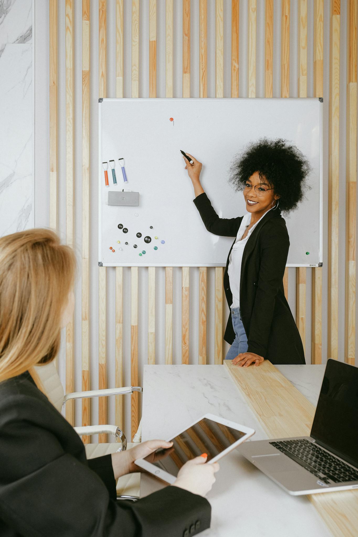 Angebot 6 Woman Pointing at Whiteboard