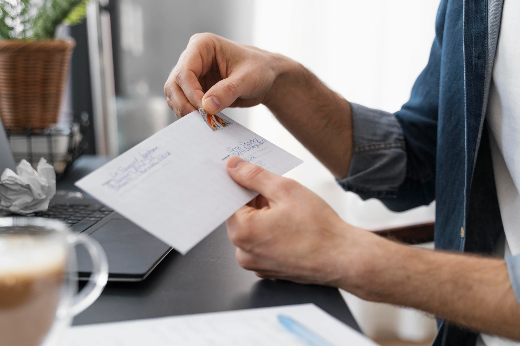 Angebot 16 close up man sealing envelope