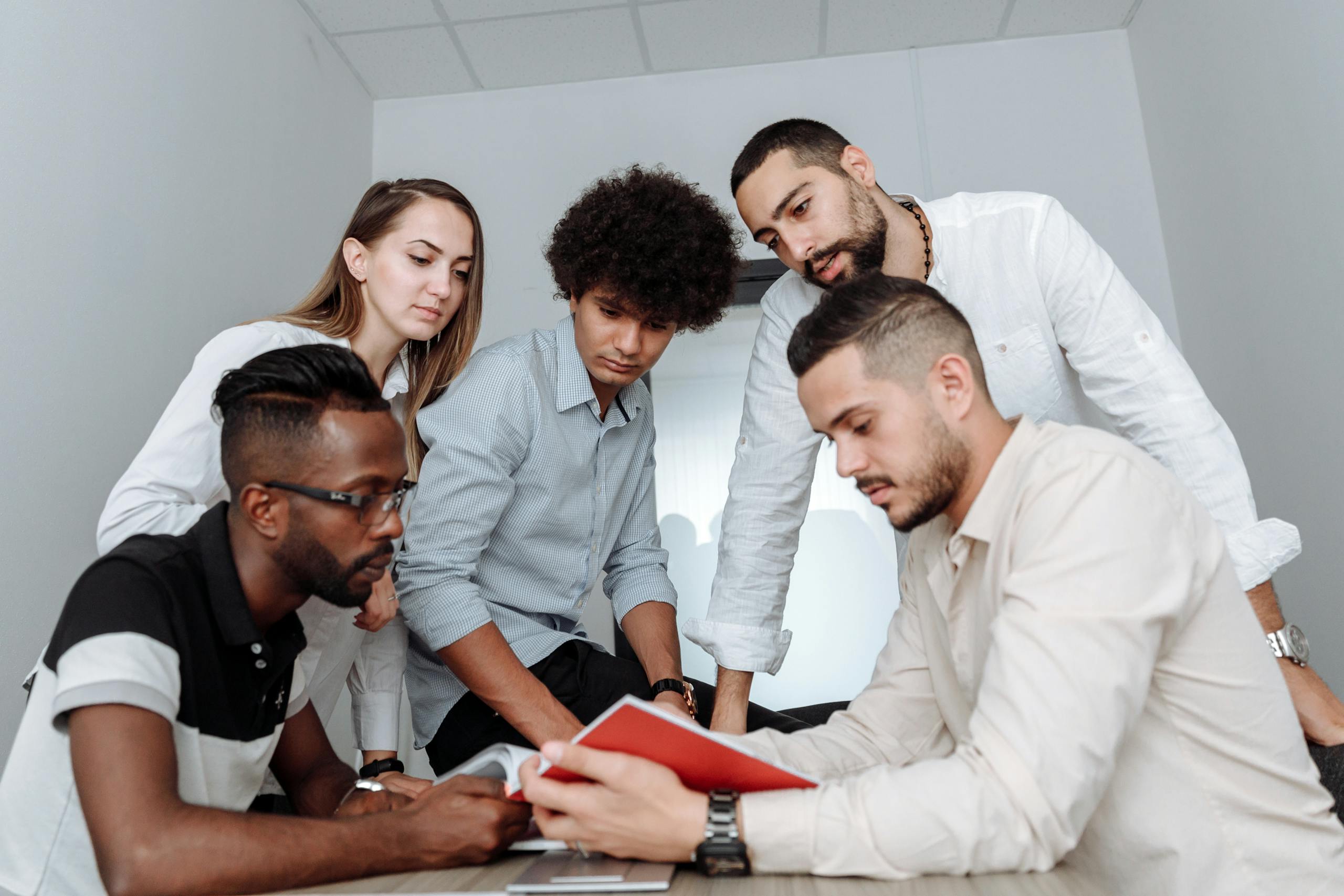 Arbeitsintegration schafft Chancen für Menschen aus verschiedenen Kulturen Teamarbeit im Integrationsbetrieb Menschen arbeiten gemeinsam trotz unterschiedlicher Herkunft Chancen im Arbeitsmarkt durch Integration